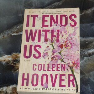 It Ends with Us : A Novel by Colleen Hoover (2016, Trade Paperback)